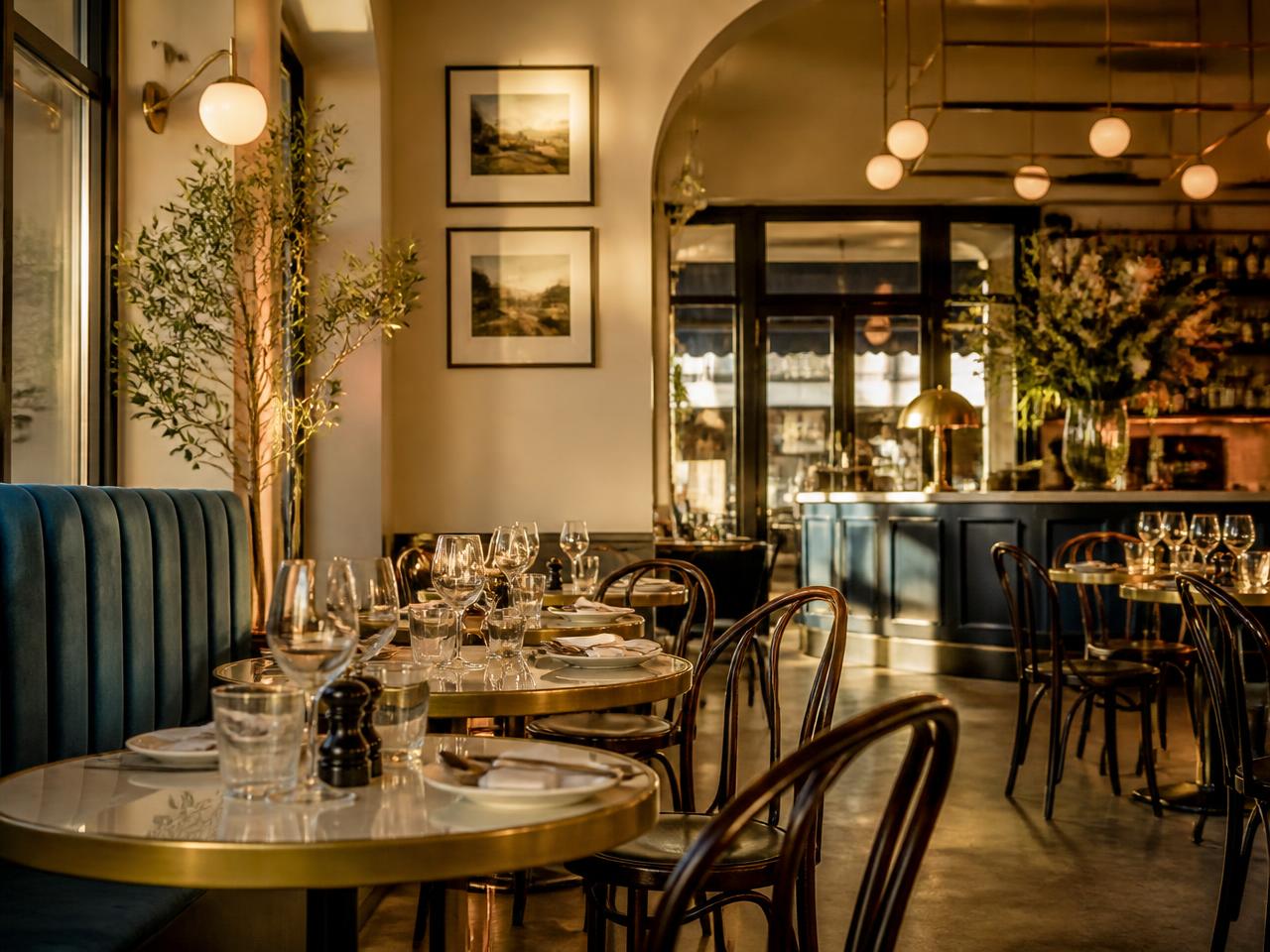 Salle d'un restaurant bistronomique élégant à la lumière du soir